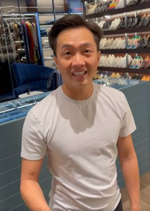 Không ít người chờ đợi cái kết của việc Đàm Thu Trang cắt tóc cho chồng. Nhanh chóng, Cường Đô la quay clip ghi cận cảnh mái tóc mới của mình.