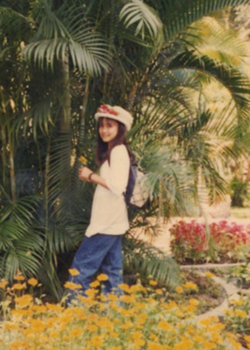 Nữ ca sĩ Vy Oanh là con út trong gia đình có năm anh chị em. Cô kể, trên đường di cư từ Nghệ An vào Phan thiết, gia đình của cô mất hết của cải trở nên trắng tay, đúng lúc đó cô chào đời. Đến năm lớp 3, Vy Oanh được gia đình gửi vào nhà dòng. Ảnh: Infonet