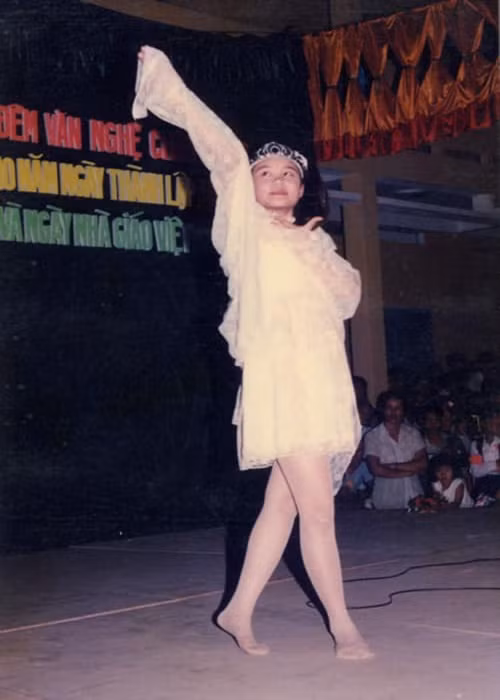 Giọng ca “Đồng xanh” cho biết, cô nghèo nhưng rất giàu năng lượng tích cực, ham học hỏi và không ngừng nỗ lực. Từ năm lớp 6, Vy Oanh bắt đầu kiếm được tiền nhờ lãnh thưởng thi đua học giỏi. Ngoài ra, từ hè lớp 7, khi được về nhà, Vy Oanh thường trốn ba mẹ đi rửa bát thuê để có tiền phụ tiền học, mua quà tặng ba mẹ.