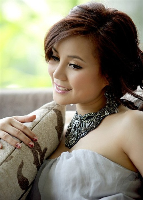 Năm 2012, Vy Oanh chạy vạy vay mượn tiền làm MV “Fly-Đồng xanh”. Sản phẩm này gây được tiếng vang.