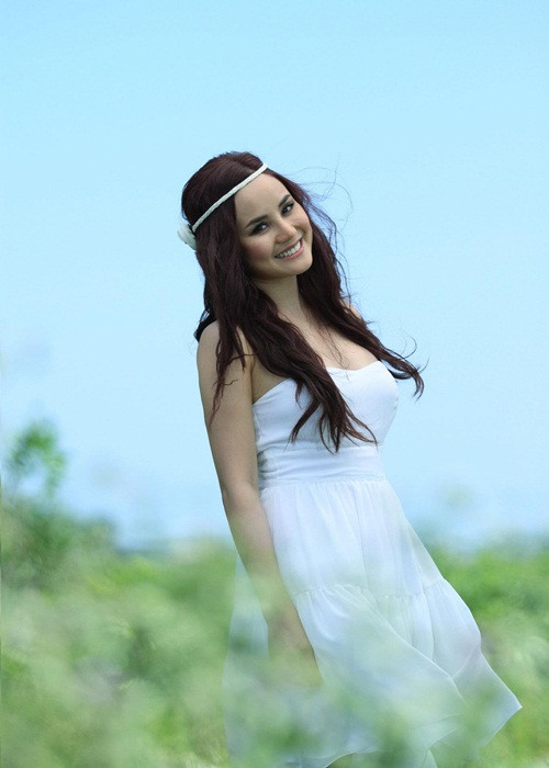 Nhờ MV "Fly - Đồng xanh", Vy Oanh trở nên giàu có. Nữ ca sĩ cảm ơn quá khứ nghèo khó đã giúp cô vươn lên và có thể lo được cho đại gia đình. “Tới giờ cháu chắt mà Vy Oanh cũng lo cho đi du học Mỹ được thì Vy Oanh luôn tự hào cái gốc nghèo mà chất đó nhé”, cô cho biết.