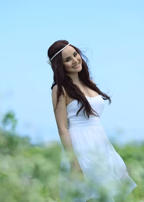 Nhờ MV "Fly - Đồng xanh", Vy Oanh trở nên giàu có. Nữ ca sĩ cảm ơn quá khứ nghèo khó đã giúp cô vươn lên và có thể lo được cho đại gia đình. “Tới giờ cháu chắt mà Vy Oanh cũng lo cho đi du học Mỹ được thì Vy Oanh luôn tự hào cái gốc nghèo mà chất đó nhé”, cô cho biết.