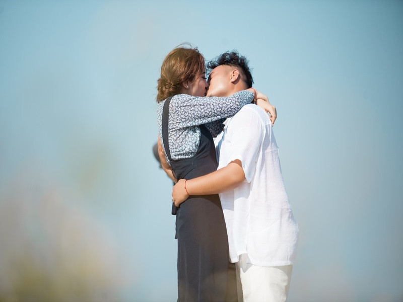 Trong chương trình "Sao Hỏa Sao Kim", Lương Minh Trang cho biết, sau khi cưới, Vinh Râu gom tất cả ngày đặc biệt, kỷ niệm tổ chức một lần. Trước lời tố của vợ, Vinh Râu gửi lời xin lỗi đến Minh Trang. Anh lý giải bản thân bận rộn và không đủ thời gian để tặng quà hay làm những điều lãng mạn, bất ngờ. Ảnh: Sức khỏe cộng đồng