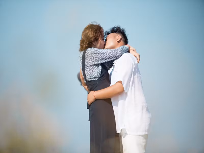 Trong chương trình "Sao Hỏa Sao Kim", Lương Minh Trang cho biết, sau khi cưới, Vinh Râu gom tất cả ngày đặc biệt, kỷ niệm tổ chức một lần. Trước lời tố của vợ, Vinh Râu gửi lời xin lỗi đến Minh Trang. Anh lý giải bản thân bận rộn và không đủ thời gian để tặng quà hay làm những điều lãng mạn, bất ngờ. Ảnh: Sức khỏe cộng đồng