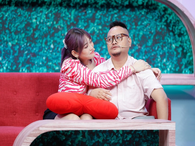 Để bày tỏ tình cảm sâu đậm dành cho Vinh Râu, Lương Minh Trang mất 6 tháng hoàn thành ca khúc “Chạy đến bên anh”. Khi nghe ca khúc lần đầu tiên và tại đám cưới, Vinh Râu bật khóc. Ảnh: Zing