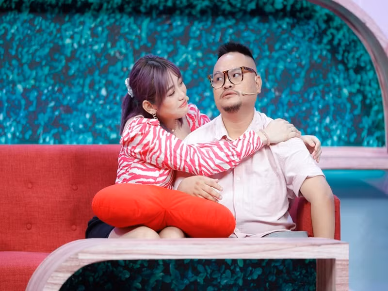 Để bày tỏ tình cảm sâu đậm dành cho Vinh Râu, Lương Minh Trang mất 6 tháng hoàn thành ca khúc “Chạy đến bên anh”. Khi nghe ca khúc lần đầu tiên và tại đám cưới, Vinh Râu bật khóc. Ảnh: Zing