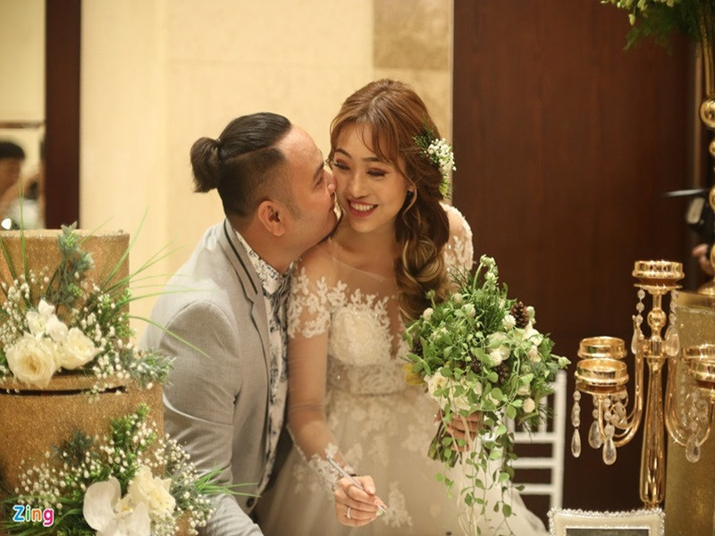 “Lần đầu tiên nghe qua điện thoại thì khóc. Sau đó chở Trang đi thu, nghe đi nghe lại nhiều lần thì tự nhủ là sẽ quen và bị chai. Cho đến khi đám cưới diễn ra thì cảm giác của lần nghe đầu lại hiện ra, Vinh lại khóc nữa. Vinh nghĩ để viết được một bài như thế thì chỉ có thể là Trang bởi không ai hiểu Vinh bằng Trang và không ai cảm được Vinh bằng Trang hết”, Vinh Râu nói. Ảnh: Zing