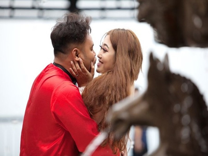 Trong chương trình “Bí kíp vàng”, khi được hỏi nếu cùng vợ đi vào rừng và gặp một con cọp thì sẽ làm gì để bảo vệ vợ, Vinh Râu khẳng định sẽ hy sinh thân mình để bảo vệ vợ. "Vinh Râu sẽ nhảy ra đứng trước mặt con cọp để che Minh Trang, để con cọp thấy Vinh Râu "ngon" hơn vợ. Nếu vợ mà bị ăn thịt, Vinh Râu cũng không muốn sống nữa”, anh nói. Ảnh: Phụ nữ Việt Nam