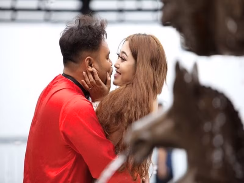 Trong chương trình “Bí kíp vàng”, khi được hỏi nếu cùng vợ đi vào rừng và gặp một con cọp thì sẽ làm gì để bảo vệ vợ, Vinh Râu khẳng định sẽ hy sinh thân mình để bảo vệ vợ. "Vinh Râu sẽ nhảy ra đứng trước mặt con cọp để che Minh Trang, để con cọp thấy Vinh Râu "ngon" hơn vợ. Nếu vợ mà bị ăn thịt, Vinh Râu cũng không muốn sống nữa”, anh nói. Ảnh: Phụ nữ Việt Nam