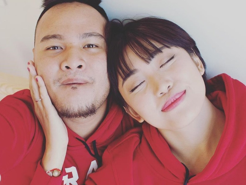 Vinh Râu “nịnh” Minh Trang còn bằng câu nói: “Kỷ niệm 2 năm cưới, cũng là kỷ niệm 4 năm quen nhau. Anh muốn mình già đi cùng nhau... nhưng tâm hồn lúc nào cũng trẻ con".