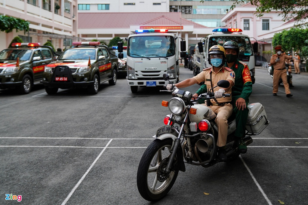 Đúng 18h, các lực lượng gồm cảnh sát giao thông, cảnh sát cơ động, lực lượng quân đội đồng loạt xuất quân, tỏa ra các tuyến đường để thực hiện công tác tuần tra, kiểm soát.