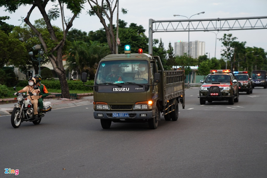 Các trường hợp được phép hoạt động sau 18h ở TP.HCM gồm: Cấp cứu, lực lượng công tác phòng, chống dịch; cán bộ, phóng viên, biên tập viên; công nhân vệ sinh môi trường đô thị, xử lý sự cố về điện, nước, hệ thống thông tin và hạ tầng kỹ thuật; các phương tiện vận chuyển hàng hóa thiết yếu, phương tiện đưa đón lực lượng thực hiện nhiệm vụ phòng, chống dịch, phương tiện đưa đón công nhân của doanh nghiệp được hoạt động, phương tiện vận chuyển vật tư phục vụ sản xuất, hàng hóa xuất nhập khẩu; các cửa hàng bán lẻ xăng dầu ở 12 cửa ngõ chính của thành phố.