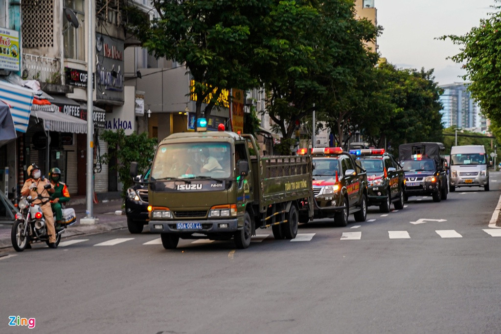 Trước đó, Chủ tịch UBND TP.HCM Nguyễn Thành Phong đã ký văn bản khẩn về tăng cường các biện pháp giảm mật độ lưu thông trên đường. Lãnh đạo TP.HCM yêu cầu mọi người dân trên địa bàn hạn chế ra đường, các cửa hàng, cơ sở kinh doanh phải đóng cửa từ 18h đến 6h hôm sau.