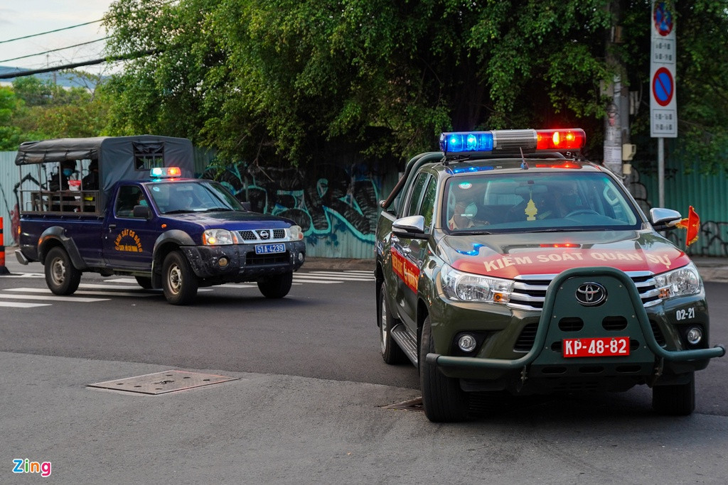 Trong ngày đầu thực hiện, lực lượng chức năng chủ yếu tập trung tuyên truyền cho người dân về quy định mới. Các trường hợp cố tình vi phạm hoặc không có lý do chính đáng sẽ bị lực lượng xử phạt.