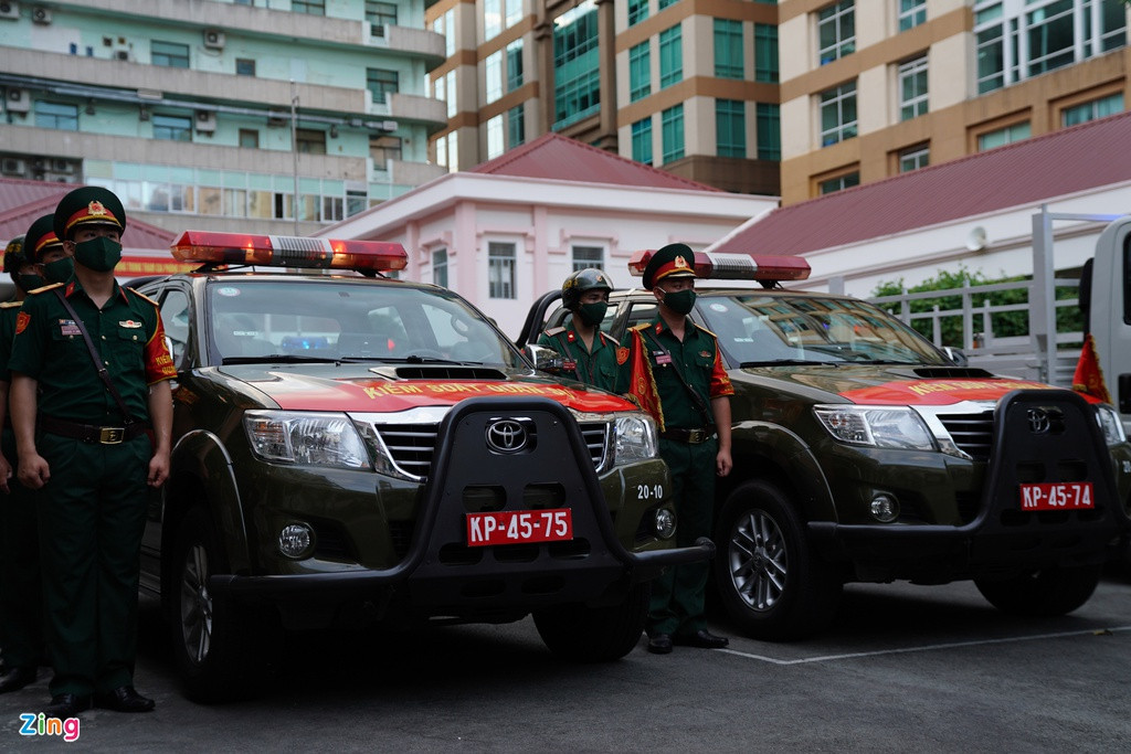 Theo chỉ đạo của lãnh đạo TP, Công an TP.HCM, Bộ Tư lệnh TP.HCM và chính quyền địa phương có trách nhiệm tổ chức chốt, trạm để ngăn cách và tổ chức tuần tra, kiểm soát 24/24 trên các tuyến đường liên phường trên địa bàn thành phố.