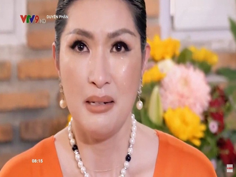 Mới đây, xuất hiện trong chương trình Duyên phận, ca sĩ Nguyễn Hồng Nhung chia sẻ, năm 2004, bố mẹ cô là người đầu tiên nhận được các bức ảnh nóng do tình cũ của cô phát tán. Nữ ca sĩ muốn gửi lời xin lỗi đến bố mẹ. “Điều khiến tôi đau đớn nhất là làm cha mẹ mình đau lòng vì tôi không bao giờ gột rửa được điều này”, Hồng Nhung trải lòng.