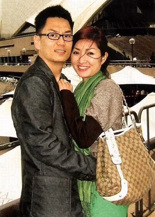 Tình duyên của Hồng Nhung sau scandal khá lận đận. Cô kết hôn năm 2010 với Quý Nguyễn - em trai của ca sĩ Trizzie Phương Trinh. Cả hai có một cậu con trai tên Skyler. Tuy nhiên, không lâu sau đó, hôn nhân của Hồng Nhung tan vỡ. Cô một mình nuôi con, không nhận chu cấp và giữ mối quan hệ bạn bè với chồng cũ. Ảnh: Gia đình xã hội