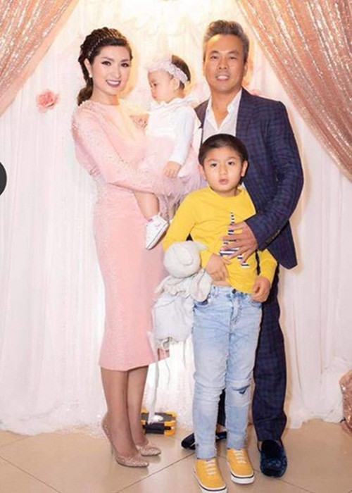 Năm 2015, Hồng Nhung gắn bó với doanh nhân Minh Quân. Cả hai có một cô con gái chung. Hồng Nhung từng hết lời ca ngợi tình cảm mà doanh nhân Minh Quân dành cho con riêng của cô. Tuy nhiên, đến năm 2019, Hồng Nhung thừa nhận tình cảm tan vỡ. Ảnh: Vietnamnet