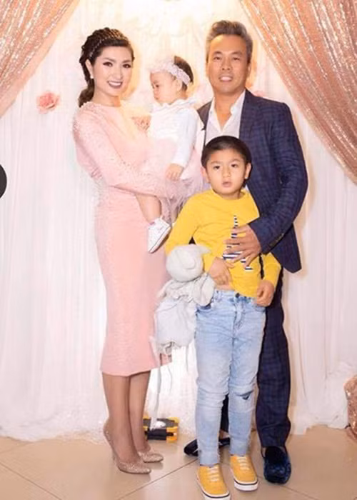 Năm 2015, Hồng Nhung gắn bó với doanh nhân Minh Quân. Cả hai có một cô con gái chung. Hồng Nhung từng hết lời ca ngợi tình cảm mà doanh nhân Minh Quân dành cho con riêng của cô. Tuy nhiên, đến năm 2019, Hồng Nhung thừa nhận tình cảm tan vỡ. Ảnh: Vietnamnet