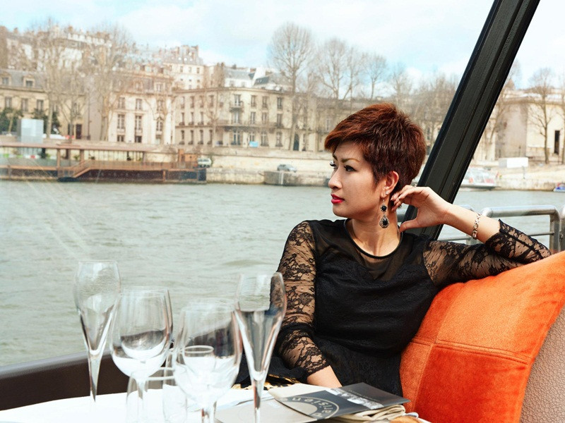 Hồng Nhung tiết lộ, cô bị bầu show lừa tiền, quỵt show khi bắt đầu sự nghiệp ca hát tại Mỹ.