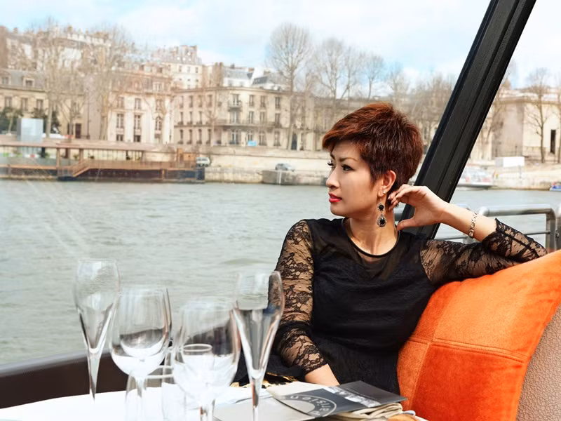 Hồng Nhung tiết lộ, cô bị bầu show lừa tiền, quỵt show khi bắt đầu sự nghiệp ca hát tại Mỹ.