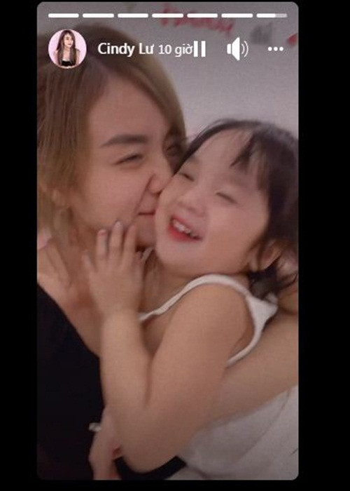 Bạn gái của Đạt G chỉ chia sẻ hình ảnh bên con gái.