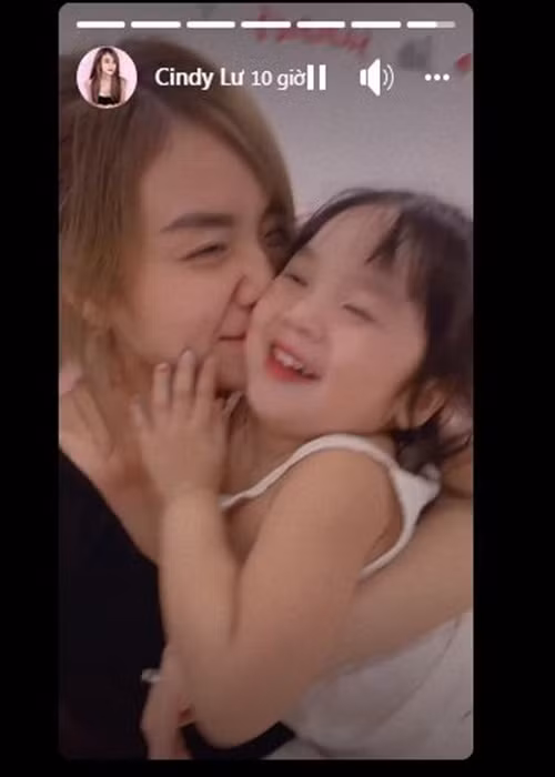 Bạn gái của Đạt G chỉ chia sẻ hình ảnh bên con gái.