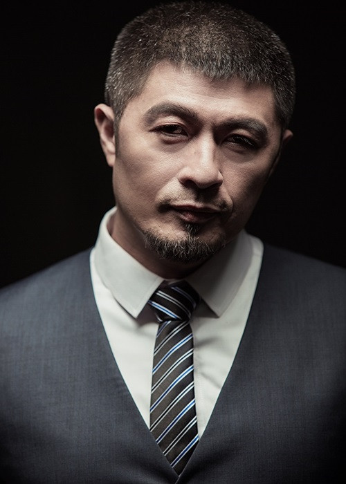 Charlie Nguyễn cũng được coi là đạo diễn triệu đô, mát tay với nhiều dự án phim ăn khách. Anh thực hiện “Dòng máu anh hùng”, “Để Mai tính”, “Long ruồi”, “Tèo em”, “Để Mai tính 2”, “Chàng vợ của em”.