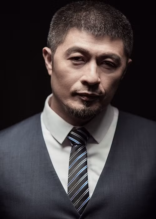 Charlie Nguyễn cũng được coi là đạo diễn triệu đô, mát tay với nhiều dự án phim ăn khách. Anh thực hiện “Dòng máu anh hùng”, “Để Mai tính”, “Long ruồi”, “Tèo em”, “Để Mai tính 2”, “Chàng vợ của em”.