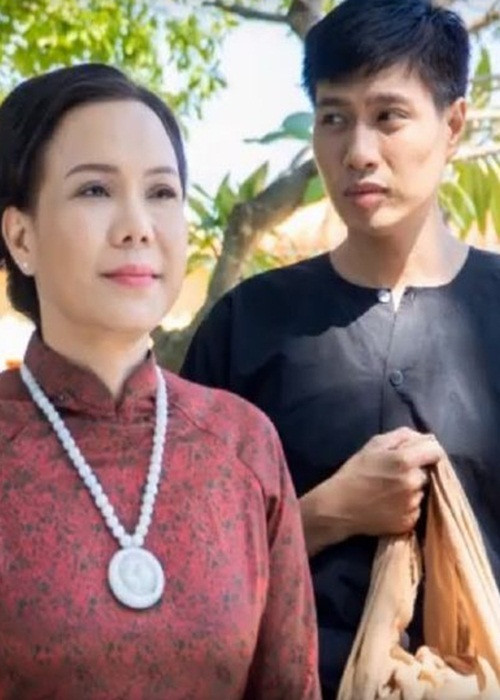 Việt Hương chia sẻ hình ảnh bên Đức Long. Nữ nghệ sĩ thương tiếc: “Mỗi cảnh quay, Long cứ âm thầm đứng kế chị, Long không bao giờ làm chị mất tập trung, đứng nhẩm lời nhìn Long mà không có hỏi chuyện, Long thiệt là... Nhớ em diễn viên cần cù chăm chỉ.... Giờ ai xách túi cho bà hội đồng đây, thương em Long! Chào em! Hẹn em kiếp sau lại diễn chung em nhé!”.