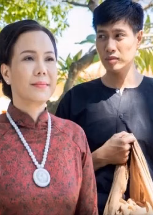 Việt Hương chia sẻ hình ảnh bên Đức Long. Nữ nghệ sĩ thương tiếc: “Mỗi cảnh quay, Long cứ âm thầm đứng kế chị, Long không bao giờ làm chị mất tập trung, đứng nhẩm lời nhìn Long mà không có hỏi chuyện, Long thiệt là... Nhớ em diễn viên cần cù chăm chỉ.... Giờ ai xách túi cho bà hội đồng đây, thương em Long! Chào em! Hẹn em kiếp sau lại diễn chung em nhé!”.