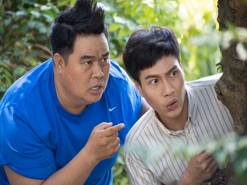 Diễn viên Hoàng Mập xem lại phim hài đang lên sóng có sự tham gia của Đức Long. “Nước mắt anh rơi. Buồn quá. Thương em, đứa em hiền lành, yêu nghề. Luôn nhớ em”, Hoàng Mập chia sẻ.