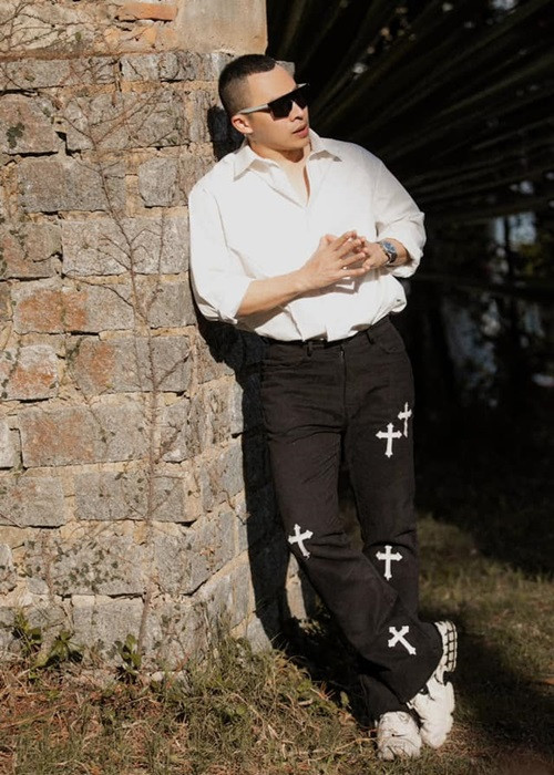 Năm 2019, ông bầu Khắc Tiệp chia sẻ thêm về tuýp người yêu muốn tìm trong cuộc phỏng vấn với Tri thức trẻ: “Mẫu người của tôi tất nhiên là phải đẹp đã. Không đẹp thì khó hấp dẫn tôi lắm. Sau đó là vui vẻ và thông minh. Còn giàu thì tôi không cần vì tôi luôn nghĩ mình phải là người che chở. Nếu người nào mà giàu là tôi không có cảm xúc vì tôi không thích cảm giác bị lép vế”.