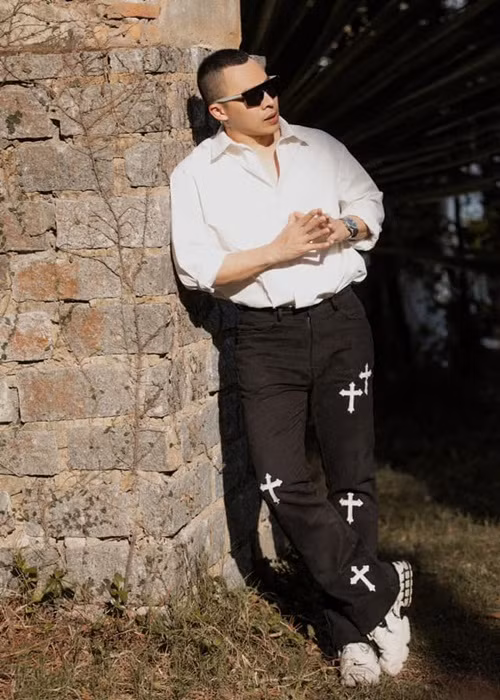 Năm 2019, ông bầu Khắc Tiệp chia sẻ thêm về tuýp người yêu muốn tìm trong cuộc phỏng vấn với Tri thức trẻ: “Mẫu người của tôi tất nhiên là phải đẹp đã. Không đẹp thì khó hấp dẫn tôi lắm. Sau đó là vui vẻ và thông minh. Còn giàu thì tôi không cần vì tôi luôn nghĩ mình phải là người che chở. Nếu người nào mà giàu là tôi không có cảm xúc vì tôi không thích cảm giác bị lép vế”.