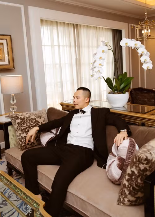 Tuy nhiên, Khắc Tiệp phủ nhận là người lưỡng tính. “Tôi yêu cái đẹp thôi”, ông trùm chân dài cho biết.