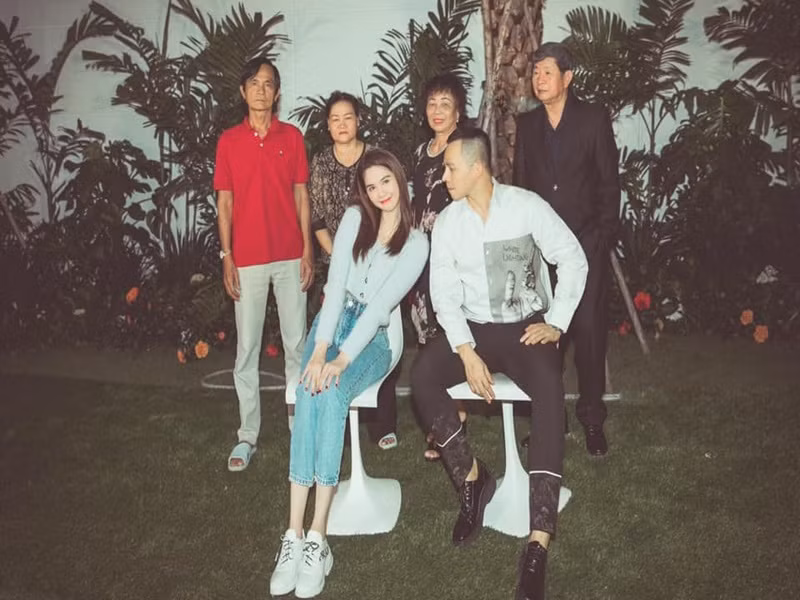 Về phần mình, Ngọc Trinh thừa nhận: “Đúng là tôi và anh Tiệp có thời gian yêu nhau nhưng đã chia tay lâu rồi”. Hiện tại, Khắc Tiệp và Ngọc Trinh giữ mối quan hệ thân thiết. Thậm chí, Ngọc Trinh còn sống chung với Khắc Tiệp ở biệt thự mới của ông bầu này.