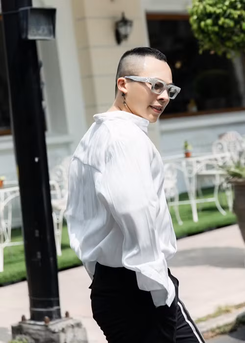 Ông bầu gốc Nam Định từng thừa nhận có cảm xúc với cả nam lẫn nữ: “Tôi yêu cả trai và gái. Ai cũng được hết. Ai xinh là tôi yêu”.