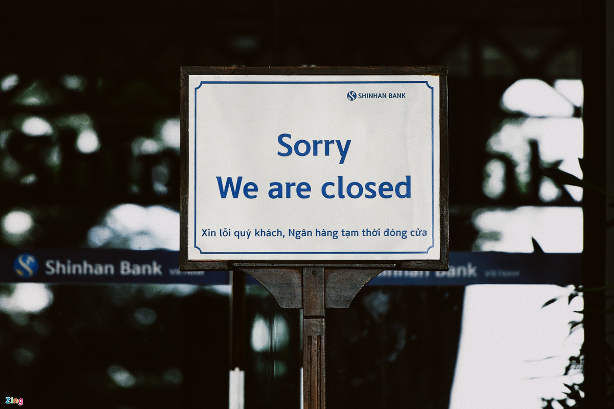 Hôm nay Hà Nội giãn cách, công ty của con cũng nghỉ làm. Ông bà lo lắng nên gọi cho con nhiều lắm. Nhưng mẹ yên tâm, con và chị Kim vẫn khỏe. Chừng nào hết dịch con sẽ về thăm ông bà ngay. Rồi chừng nào yên ổn mẹ bay về với chúng con nhé. Mong Hà Nội sớm bình an".