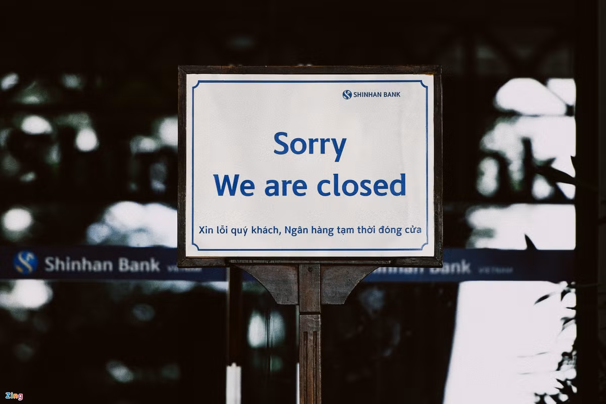 Hôm nay Hà Nội giãn cách, công ty của con cũng nghỉ làm. Ông bà lo lắng nên gọi cho con nhiều lắm. Nhưng mẹ yên tâm, con và chị Kim vẫn khỏe. Chừng nào hết dịch con sẽ về thăm ông bà ngay. Rồi chừng nào yên ổn mẹ bay về với chúng con nhé. Mong Hà Nội sớm bình an".