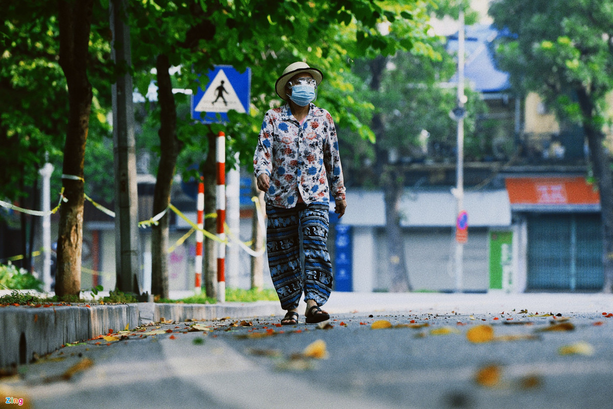 Nhịp sống của thủ đô những ngày này giường như chậm lại. Nhà nhà đóng cửa, phố xá im lìm. Những con đường vang vọng tiếng loa: "Gia đình cách ly với gia đình; khu phố cách ly với khu phố; thôn bản cách ly với thôn bản; xã, phường cách ly với xã, phường; quận, huyện cách ly với quận, huyện; thành phố cách ly với tỉnh.