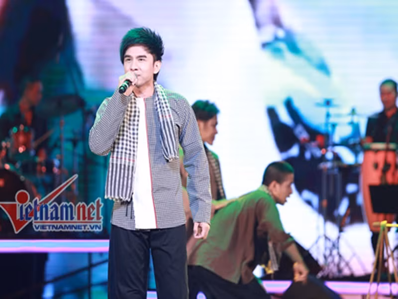 Về phía Đan Trường, anh trấn an fan, đó chỉ là ý kiến cá nhân và Trác Thúy Miêu không đủ trình độ chuyên môn để thẩm định “Anh Ba Khía”. Sau đó, Đan Trường bất ngờ ngừng tham gia Bài hát yêu thích, đồng thời kêu gọi fan dừng bình chọn cho ca khúc. Ảnh: Vietnamnet