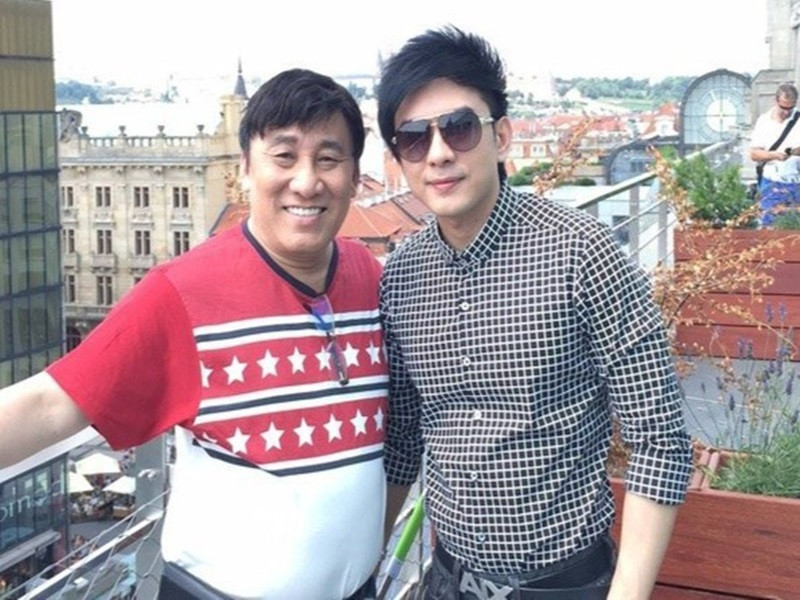 Sau khi Trác Thúy Miêu chê Đan Trường, ông bầu Hoàng Tuấn - quản lý của Đan Trường tỏ ra rất bức xúc. Ông Tuấn chia sẻ trên Khám phá: “Trác Thúy Miêu là ai? Cô ấy có đủ trình độ chuyên môn như các nhạc sĩ tên tuổi khác không mà lên tiếng chê bai? Nhìn cái cách cô ta đội mũ bảo hiểm ngồi xem chương trình là tôi thấy cô này có “vấn đề” hơi nặng rồi... Với tôi, cô ta chỉ là một kẻ không tên không tuổi, cũng chẳng có chuyên môn gì to tát, chỉ toàn đưa ra những phát ngôn khác người, gây sốc thì tôi để ý làm gì”. Ảnh: Zing