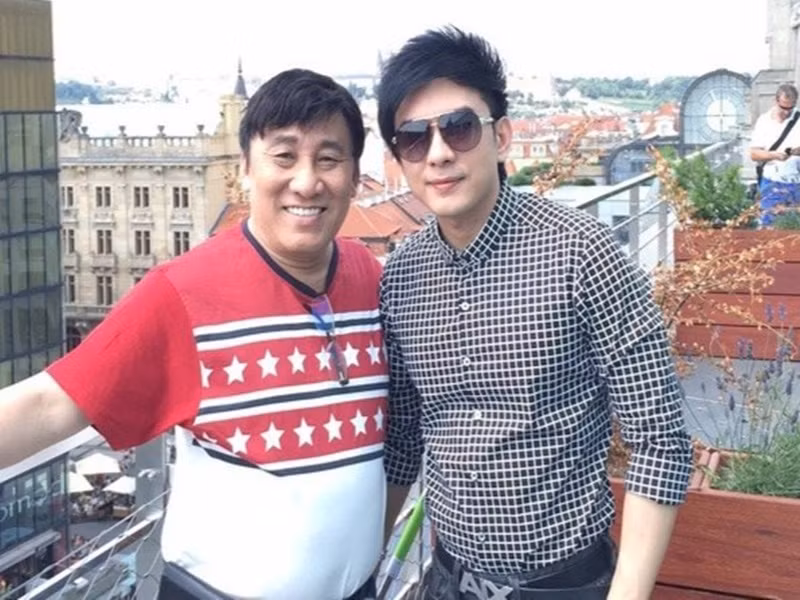 Sau khi Trác Thúy Miêu chê Đan Trường, ông bầu Hoàng Tuấn - quản lý của Đan Trường tỏ ra rất bức xúc. Ông Tuấn chia sẻ trên Khám phá: “Trác Thúy Miêu là ai? Cô ấy có đủ trình độ chuyên môn như các nhạc sĩ tên tuổi khác không mà lên tiếng chê bai? Nhìn cái cách cô ta đội mũ bảo hiểm ngồi xem chương trình là tôi thấy cô này có “vấn đề” hơi nặng rồi... Với tôi, cô ta chỉ là một kẻ không tên không tuổi, cũng chẳng có chuyên môn gì to tát, chỉ toàn đưa ra những phát ngôn khác người, gây sốc thì tôi để ý làm gì”. Ảnh: Zing