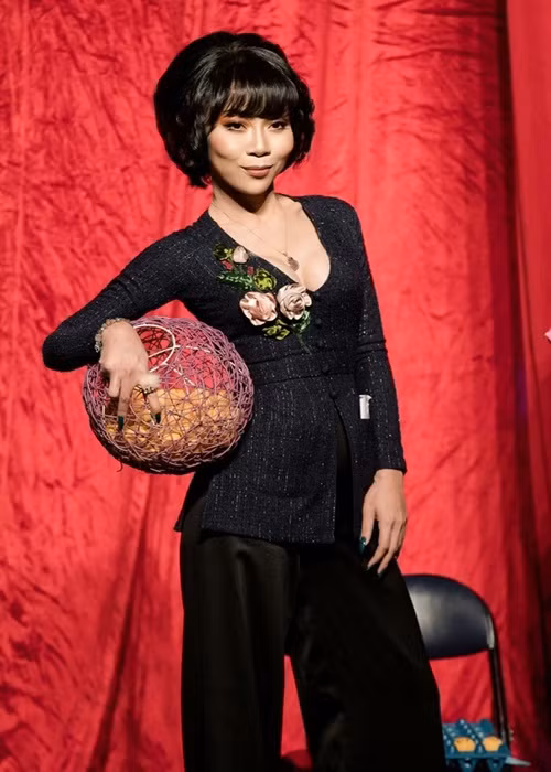 Về hành động ném tấm thiệp mời, đại diện Trác Thúy Miêu phân trần: "Khi đến, không được quan tâm thì theo phản ứng tự nhiên chị Miêu có giận dỗi một chút nhưng sau đó tất cả đã bình thường trở lại". Ảnh: Saostar