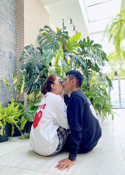 Theo Khánh Thi, Phan Hiển là người đàn ông bản lĩnh trong cuộc sống và tình yêu, luôn che chở và bảo vệ cô trước sóng gió.