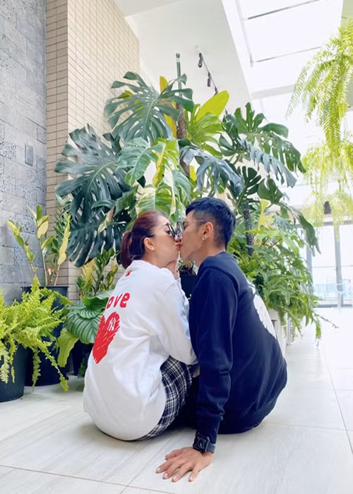 Theo Khánh Thi, Phan Hiển là người đàn ông bản lĩnh trong cuộc sống và tình yêu, luôn che chở và bảo vệ cô trước sóng gió.