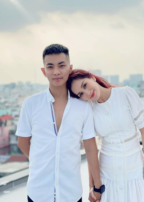 Hơn Phan Hiển 12 tuổi, Khánh Thi từng bị bố mẹ của nửa kia phản đối chuyện tình cảm. Hơn nữa, cả hai còn đối mặt với dư luận khi từng là cô trò. Trước khi về chung một nhà, Khánh Thi và Phan Hiển nhiều lần chia tay.