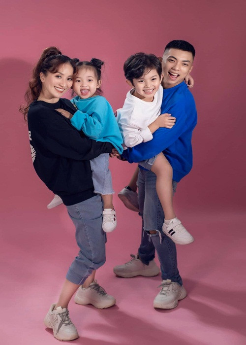 Vợ chồng kiện tướng Dancesport giữ lửa hạnh phúc gia đình bằng cách làm những điều tích cực như san sẻ việc dạy dỗ con cái, làm việc nhà và dạy học trực tuyến.