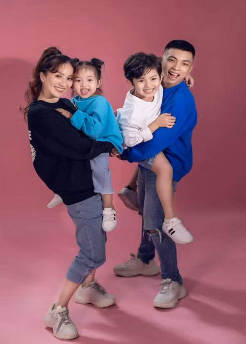 Vợ chồng kiện tướng Dancesport giữ lửa hạnh phúc gia đình bằng cách làm những điều tích cực như san sẻ việc dạy dỗ con cái, làm việc nhà và dạy học trực tuyến.