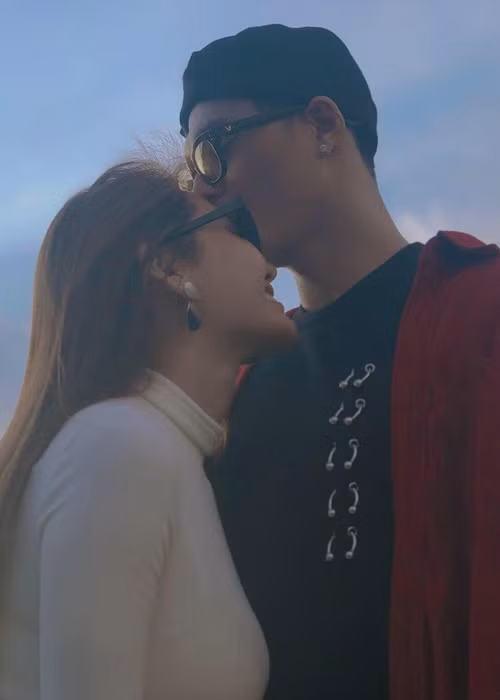 Lâm Vinh Hải và Linh Chi từng có dự định sẽ làm đám cưới vào tháng 10/2018 nhưng sau đó hoãn vì muốn sinh con trước. Năm 2019, cặp đôi công khai việc kết hôn.